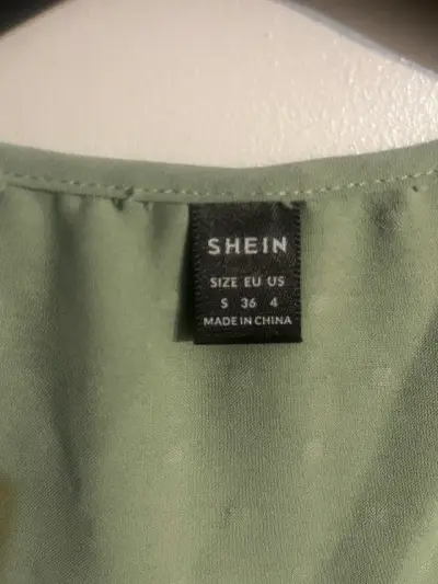 Polera verde sin mangas con detalle de nudos - miniatura 3