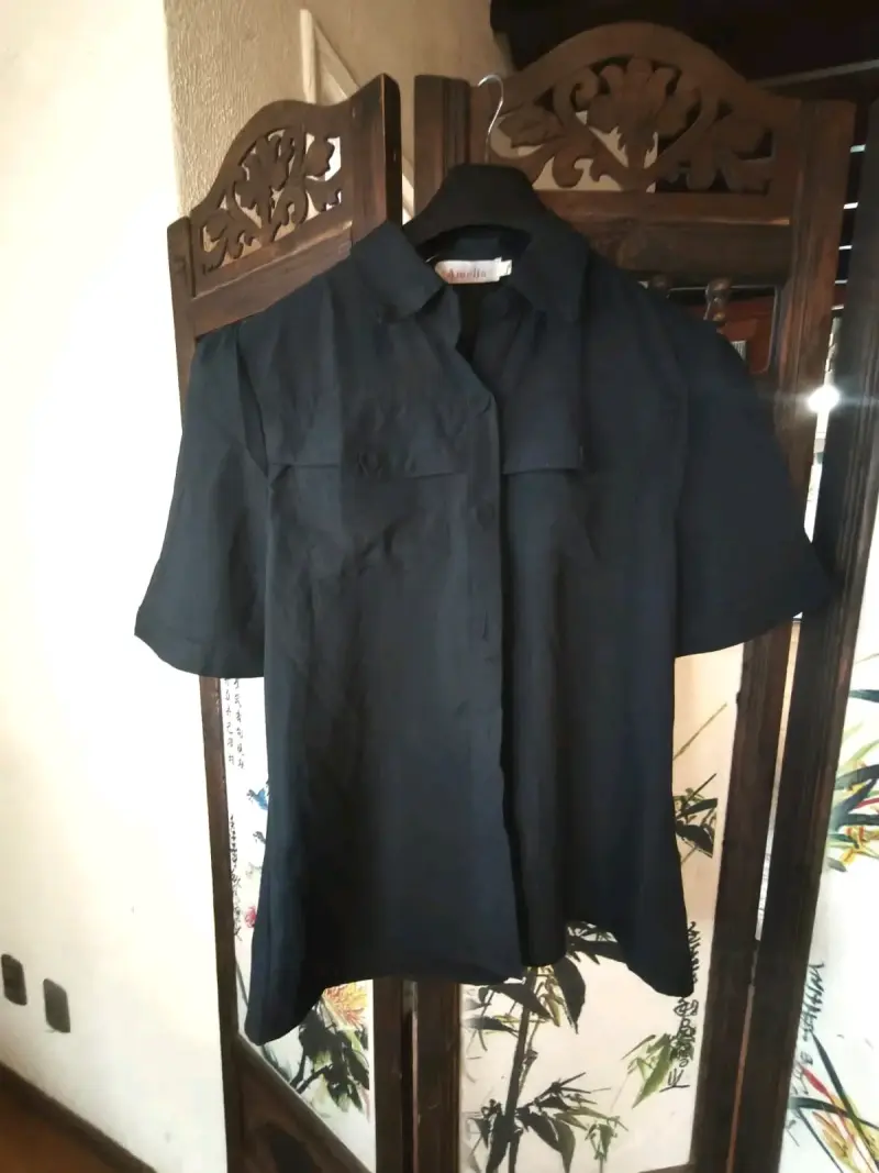 Camisa negra de manga corta para mujer