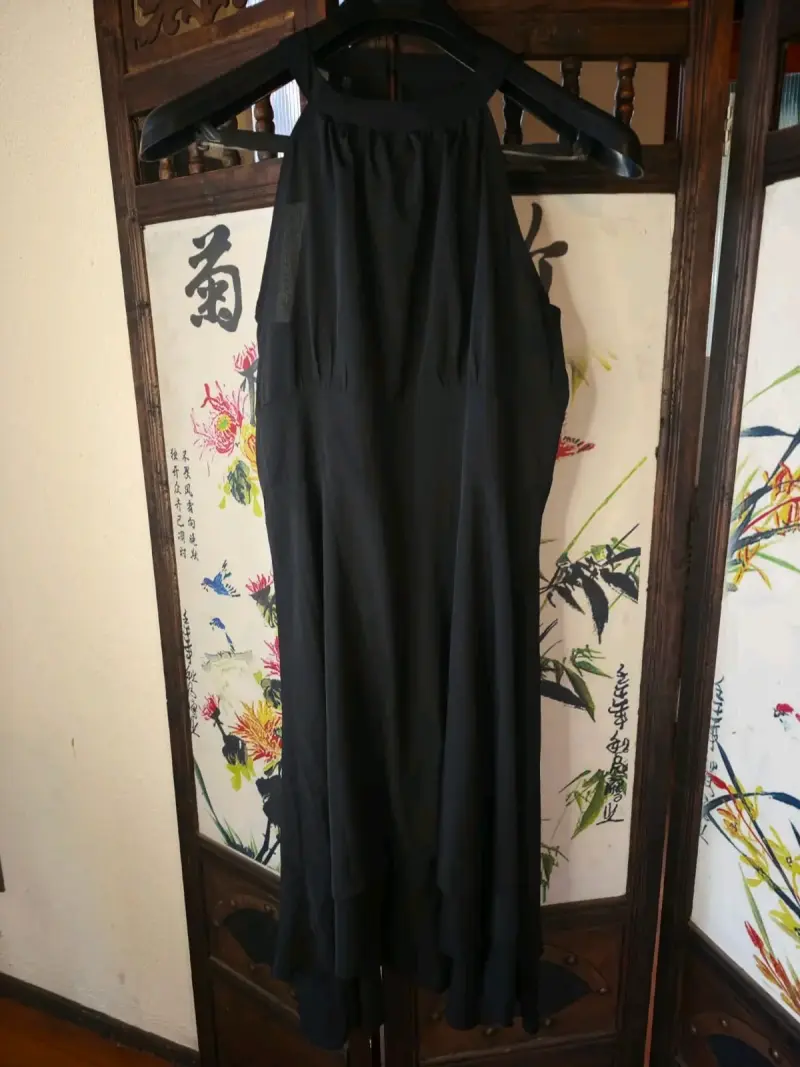 Vestido negro elegante sin mangas