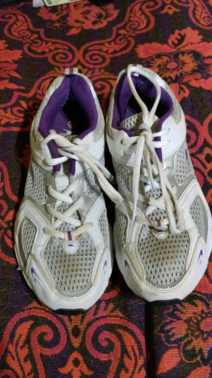 Zapatillas deportivas blancas con detalles morados