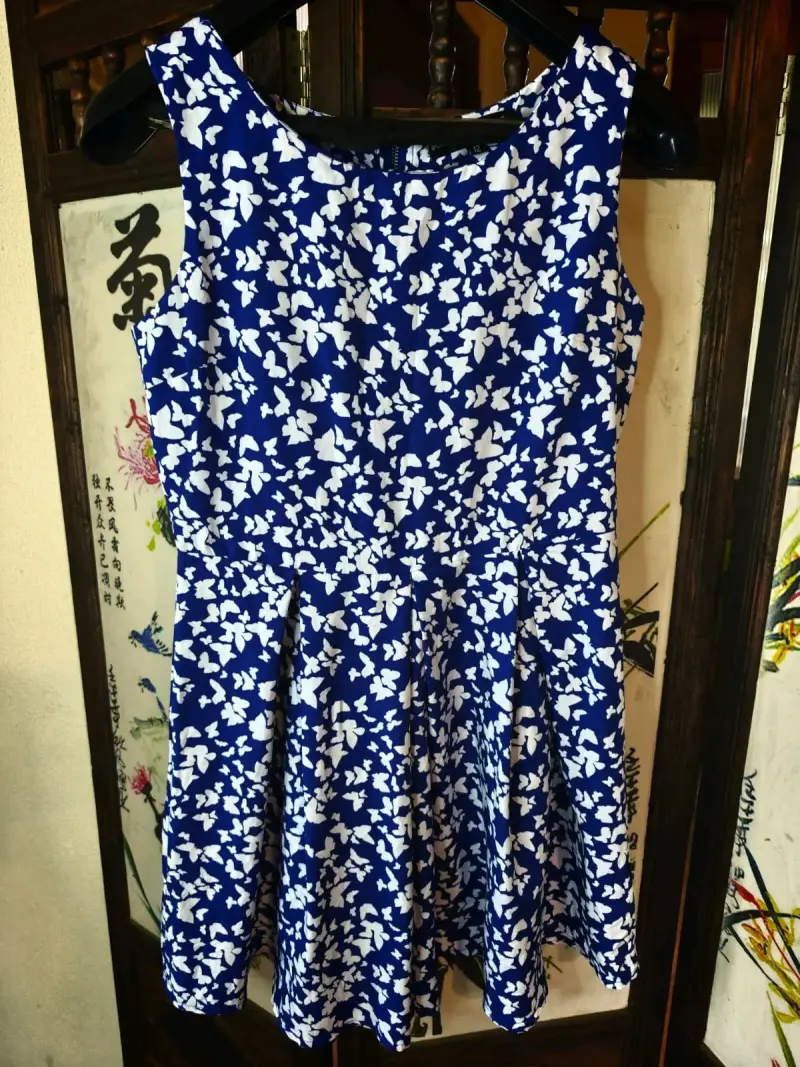 Vestido azul con estampado floral blanco