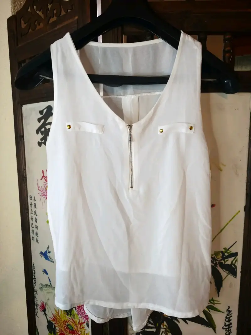 Blusa sin mangas blanca con cierre frontal
