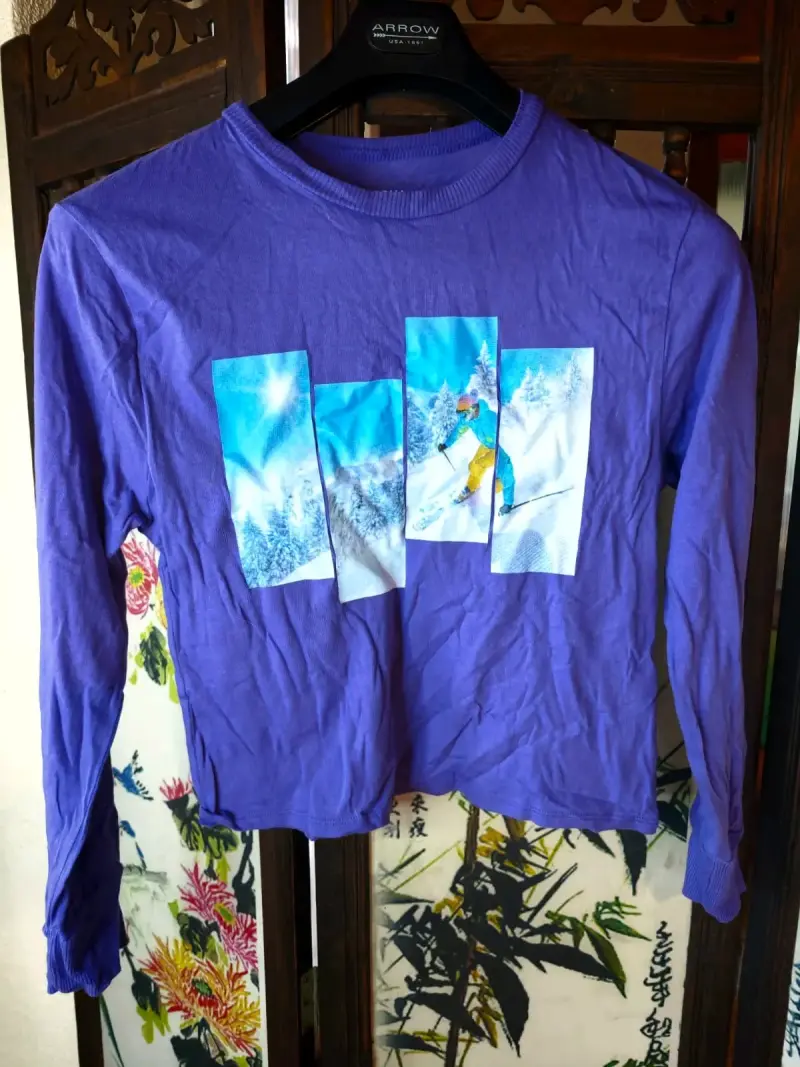 Polera morada con diseño de esquí