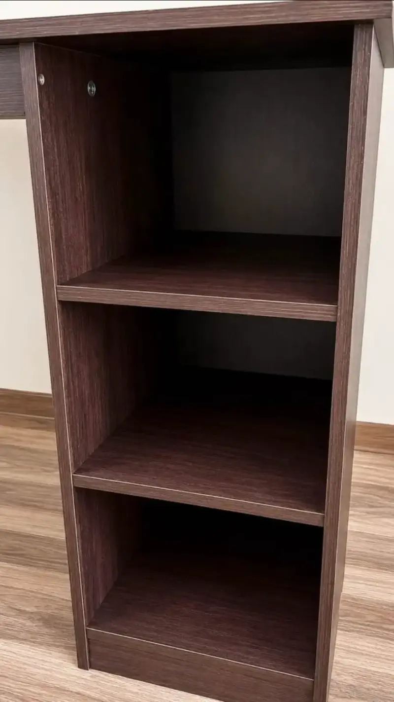 Escritorio de madera con estantes integrados - 2