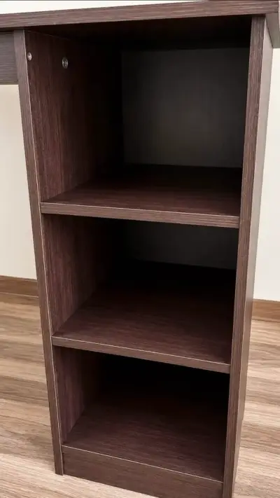 Escritorio de madera con estantes integrados - miniatura 2