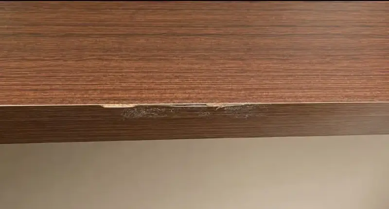 Escritorio de madera con estantes integrados - 3