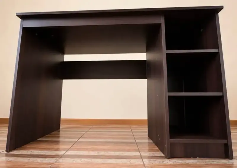 Escritorio de madera con estantes integrados - 5