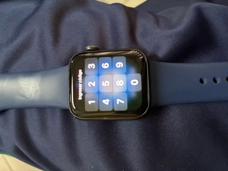 AppleWatch SE 1 con correa azul y pantalla táctil - 1