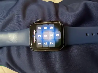 AppleWatch SE 1 con correa azul y pantalla táctil - miniatura 1