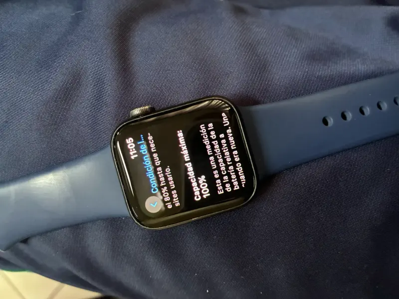 AppleWatch SE 1 con correa azul y pantalla táctil - 2