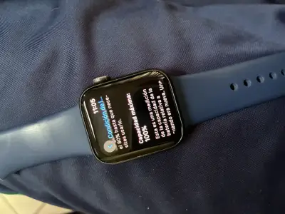AppleWatch SE 1 con correa azul y pantalla táctil - miniatura 2