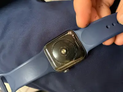 AppleWatch SE 1 con correa azul y pantalla táctil - miniatura 3