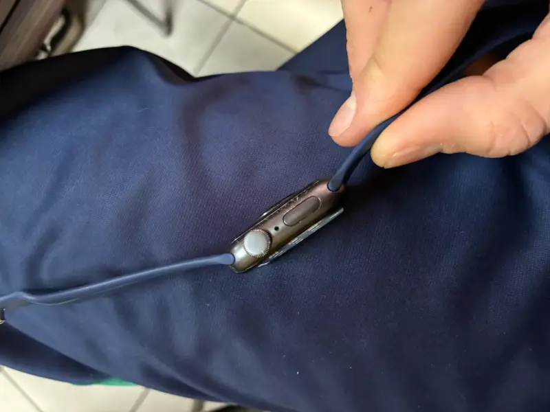 AppleWatch SE 1 con correa azul y pantalla táctil - 4