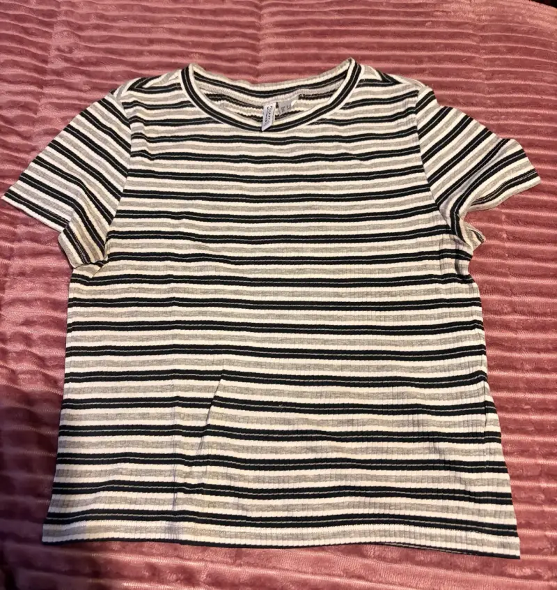 Polera a rayas blancas y negras para mujer