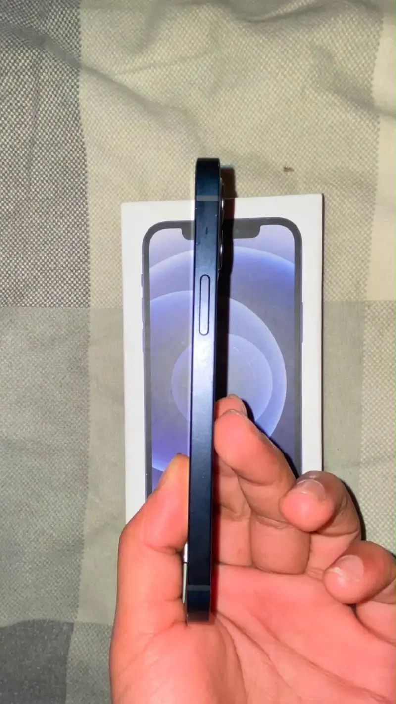 iPhone 12 en buen estado con caja original - 1