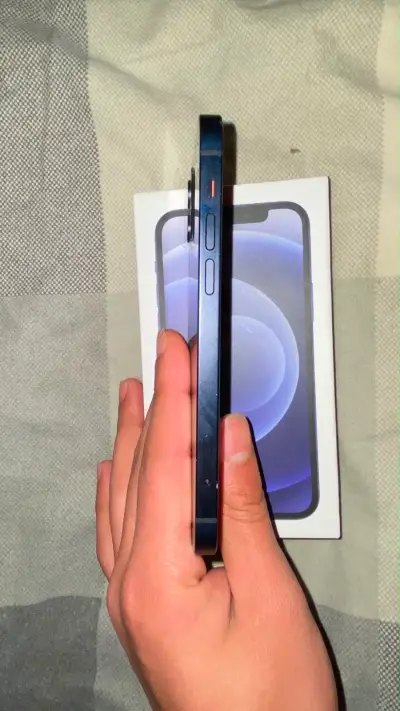 iPhone 12 en buen estado con caja original - miniatura 2