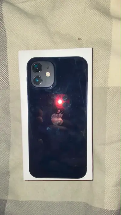 iPhone 12 en buen estado con caja original - miniatura 5