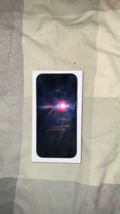 iPhone 12 en buen estado con caja original - miniatura 6