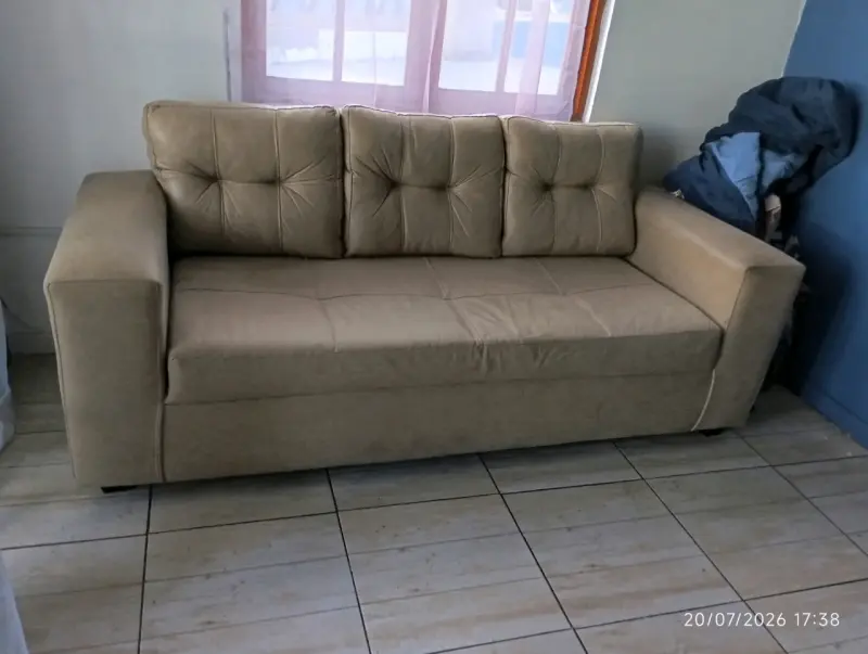 Sofá beige de tres plazas en buen estado - 1