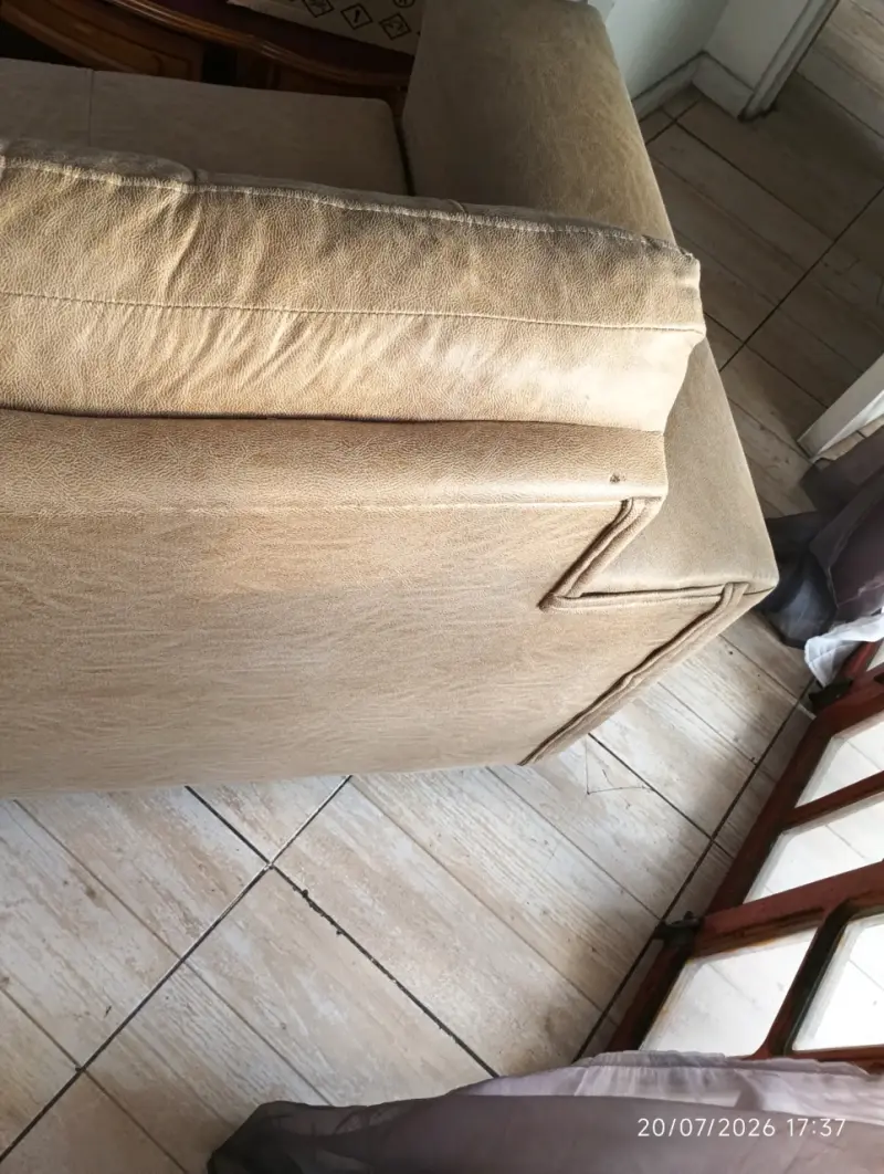 Sofá beige de tres plazas en buen estado - 4
