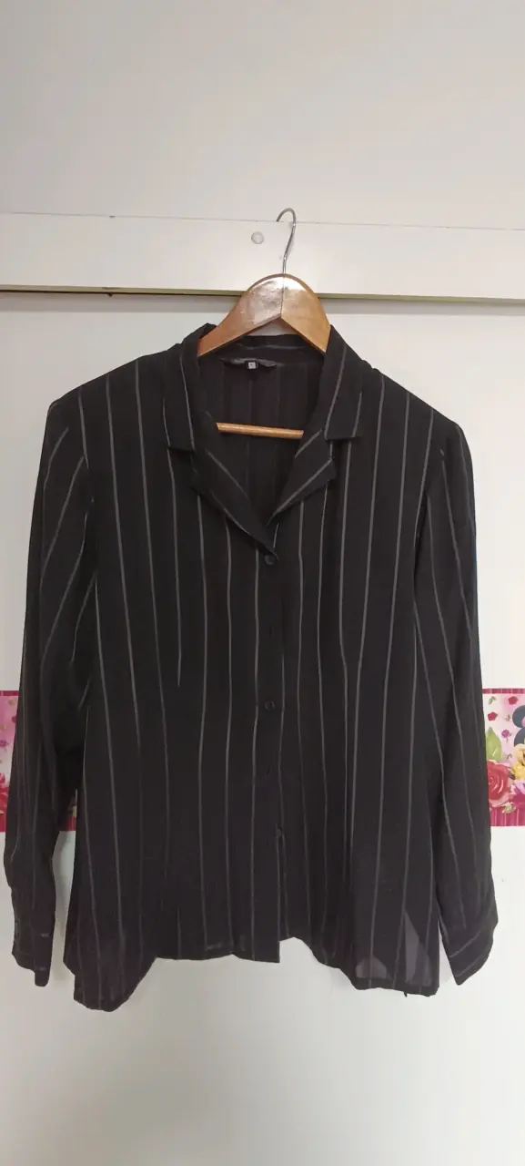 Blusa negra de rayas para mujer - 1