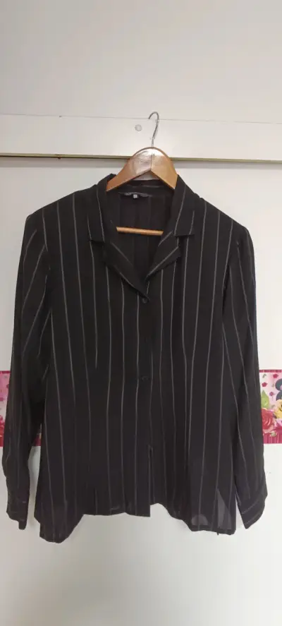 Blusa negra de rayas para mujer - miniatura 1