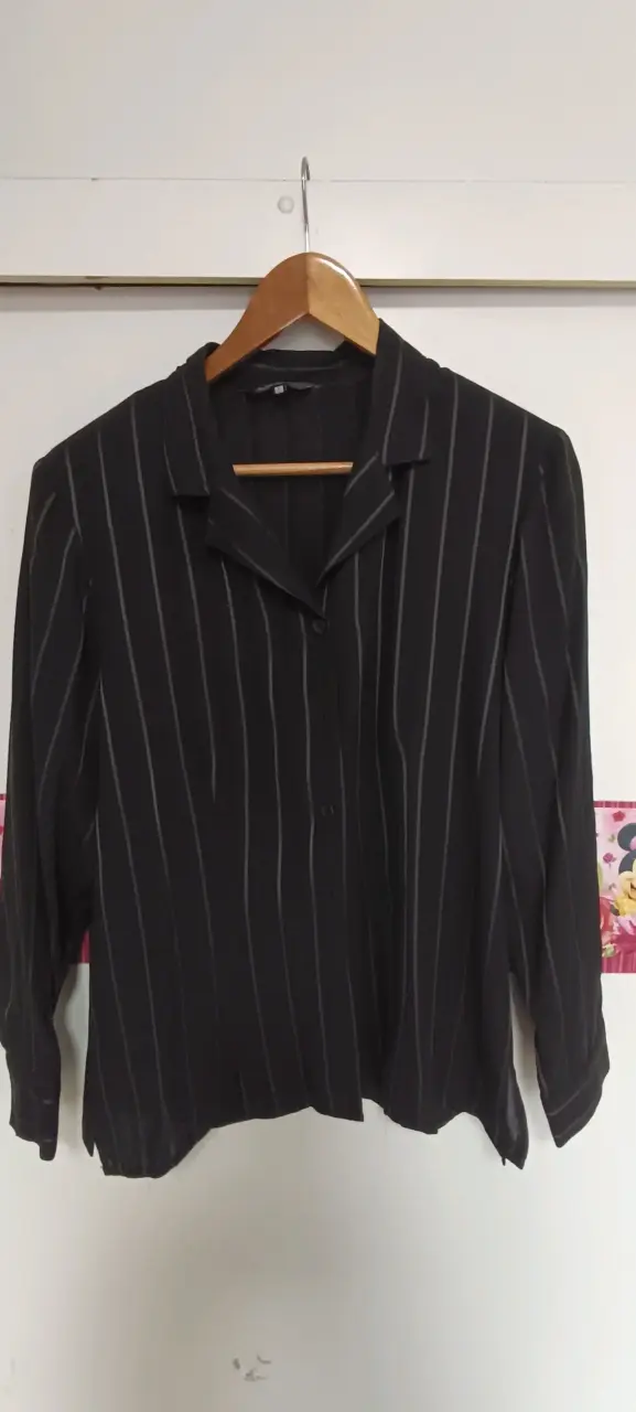 Blusa negra de rayas para mujer - 2
