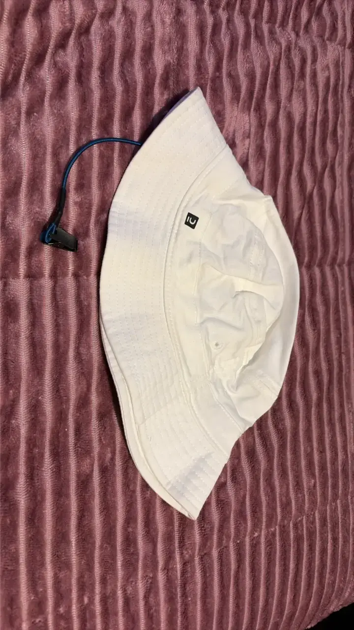 Sombrero tipo pescador blanco con cordón ajustable
