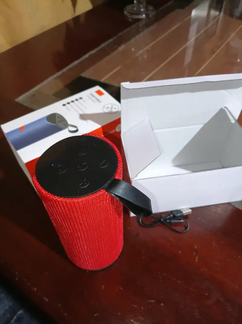 Parlante Bluetooth portátil resistente al agua - 4