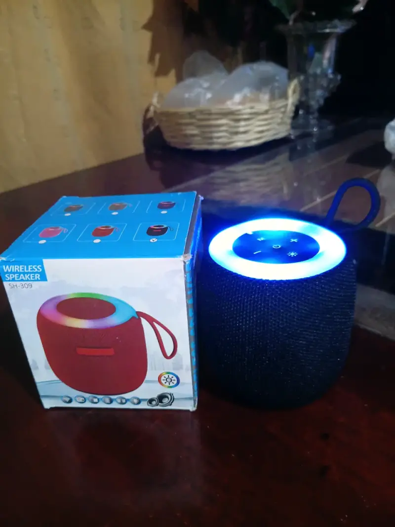 Parlante Bluetooth portátil resistente al agua - 6