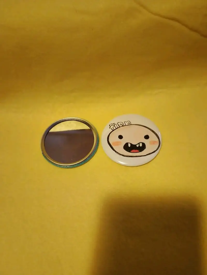 Espejo compacto con diseño de personaje