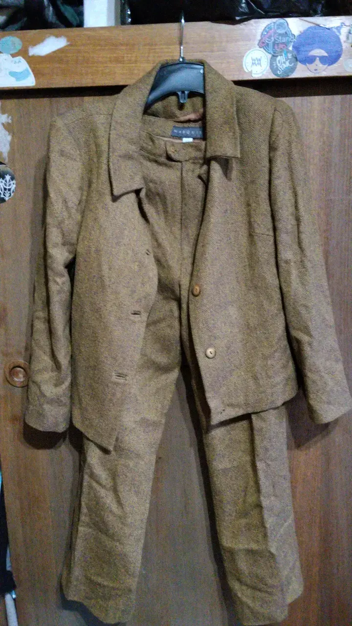 Traje de lana marrón para mujer