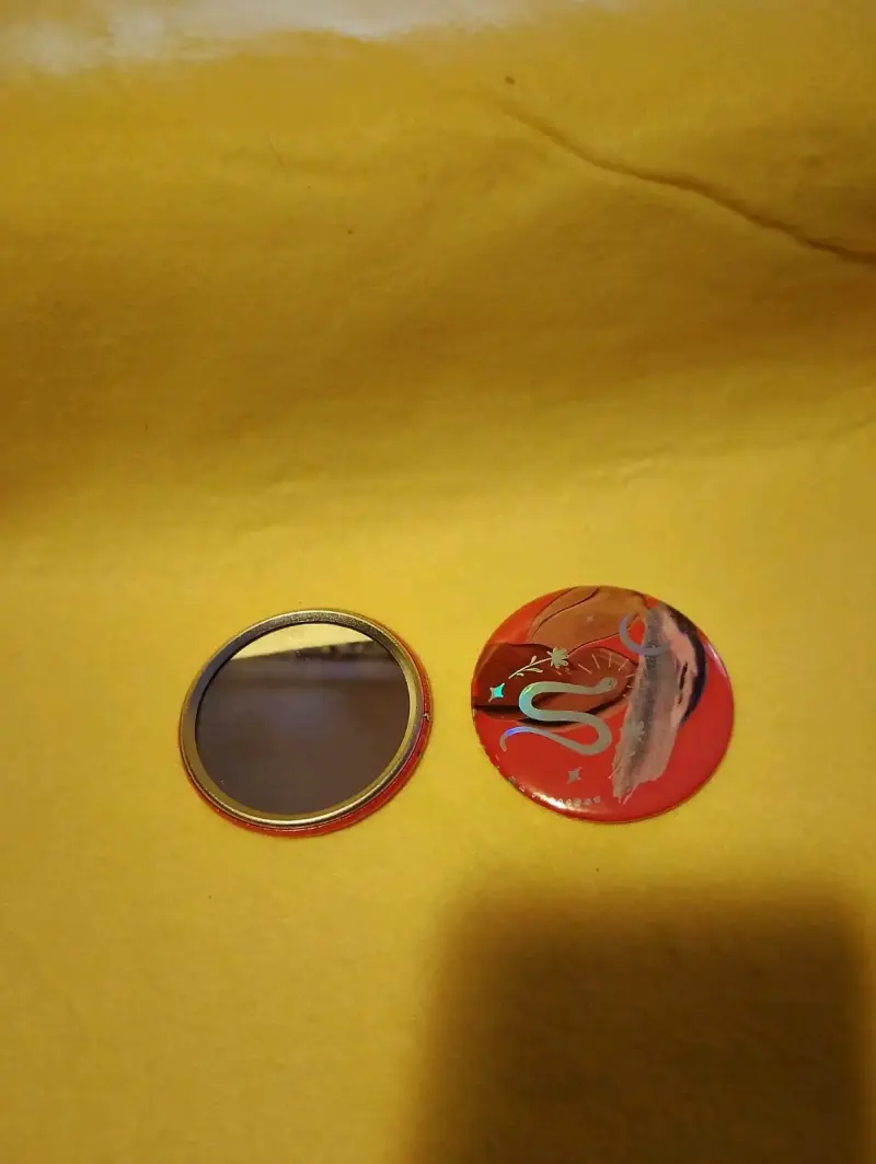 Espejo compacto de bolsillo con diseño rojo