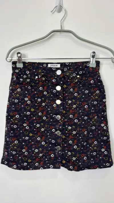 Falda de mezclilla con estampado floral - miniatura 1