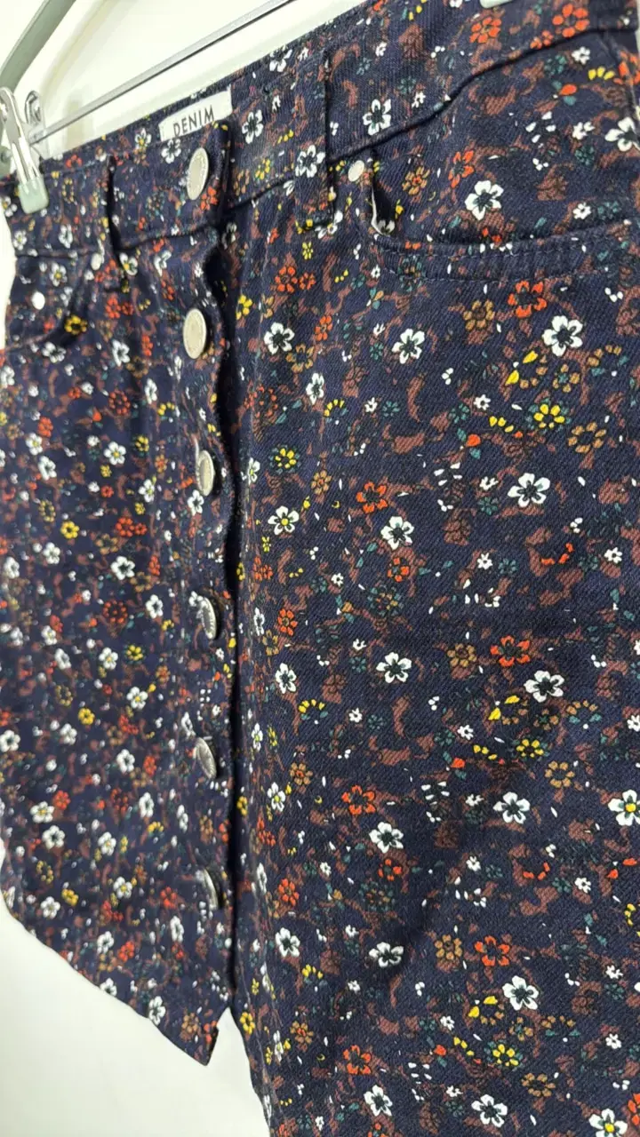 Falda de mezclilla con estampado floral - 2