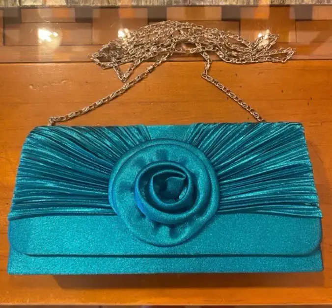 Cartera de fiesta azul con cadena y detalle floral - 1