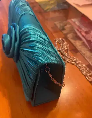 Cartera de fiesta azul con cadena y detalle floral - miniatura 2