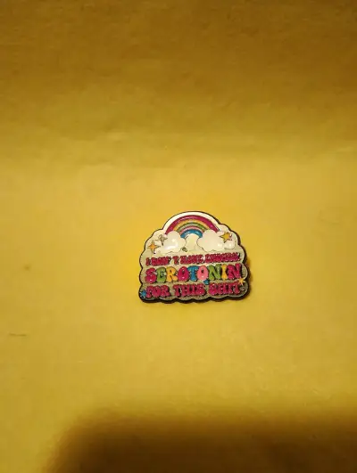 Pin de esmalte arcoíris con mensaje divertido - miniatura 1