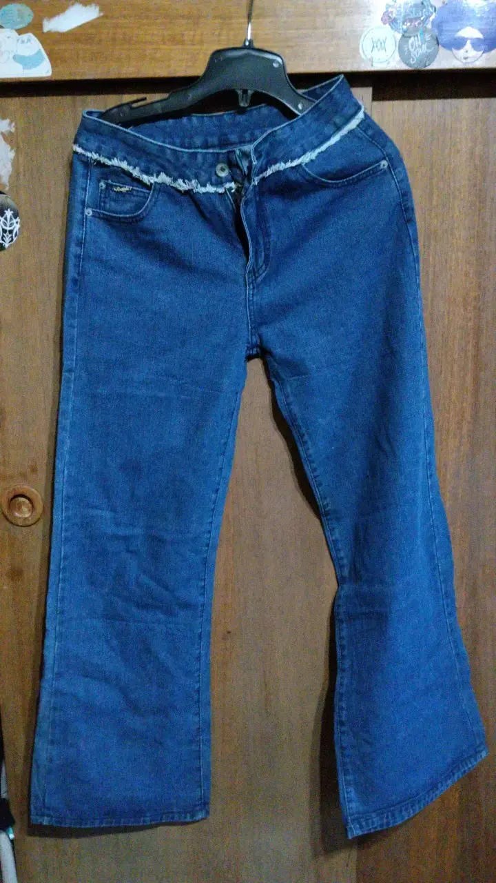 Jeans acampanados de mezclilla azul para mujer