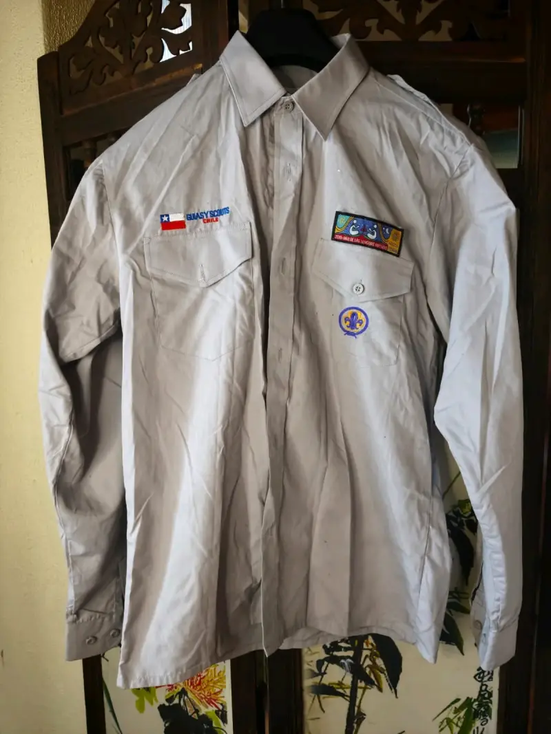 Camisa de Scouts Chile con parches distintivos