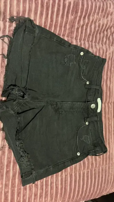 Shorts de mezclilla negros desgastados para mujer - miniatura 1