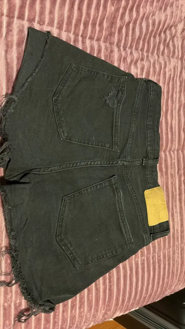 Shorts de mezclilla negros desgastados para mujer - 2