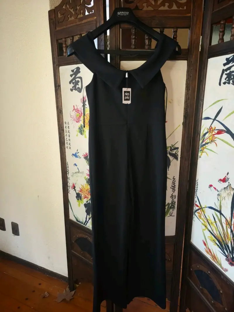 Vestido negro elegante con cuello amplio