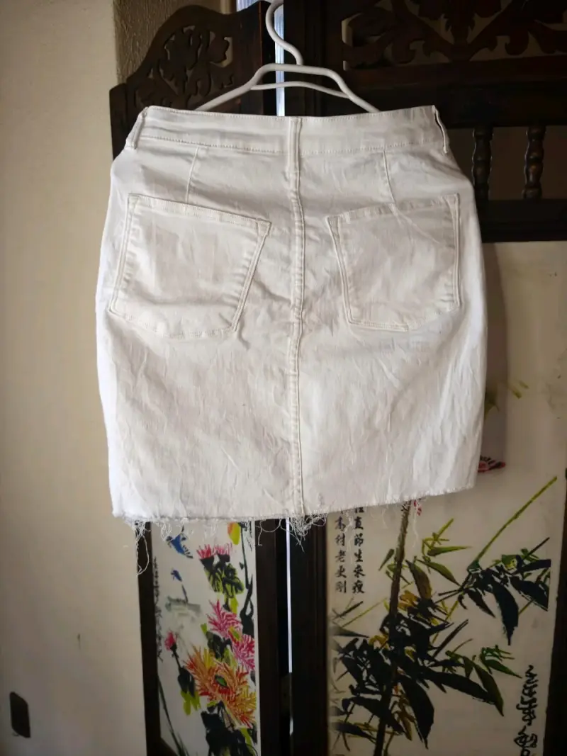 Falda de mezclilla blanca con diseño deshilachado - 1
