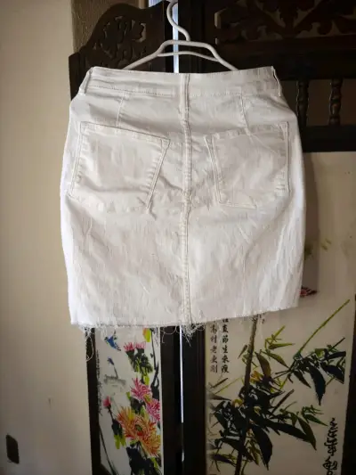 Falda de mezclilla blanca con diseño deshilachado - miniatura 1