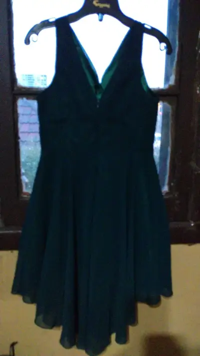 Vestido elegante verde oscuro para fiesta - miniatura 2