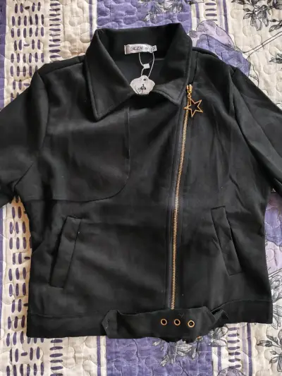 Chaqueta negra con cierre y detalle de estrella - miniatura 1