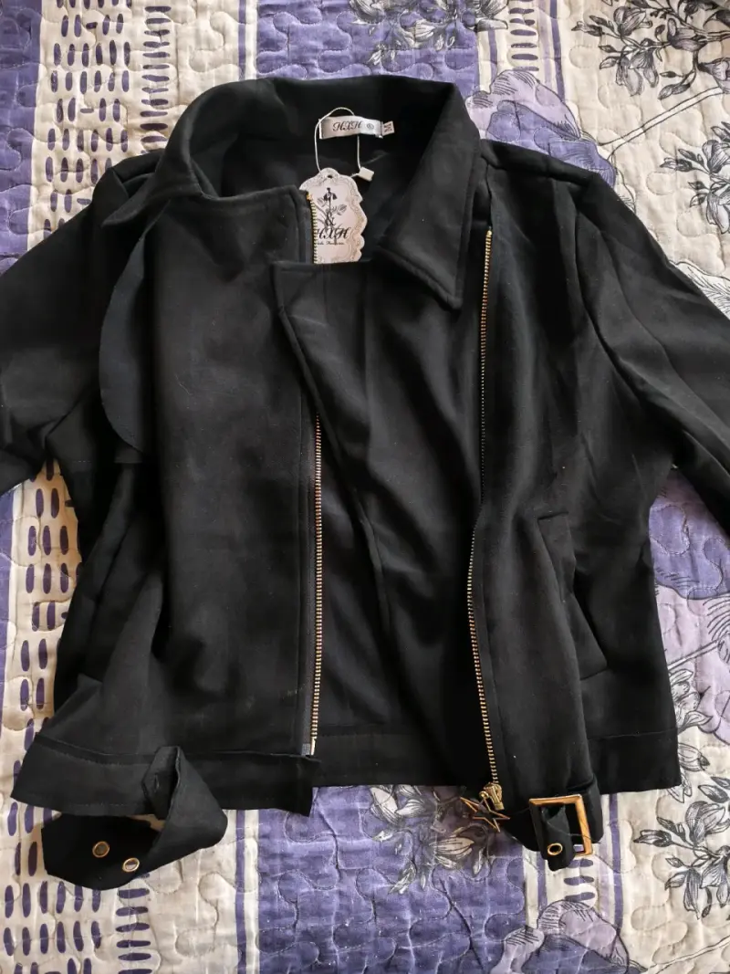 Chaqueta negra con cierre y detalle de estrella - 2