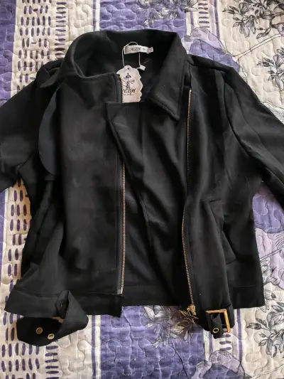 Chaqueta negra con cierre y detalle de estrella - miniatura 2