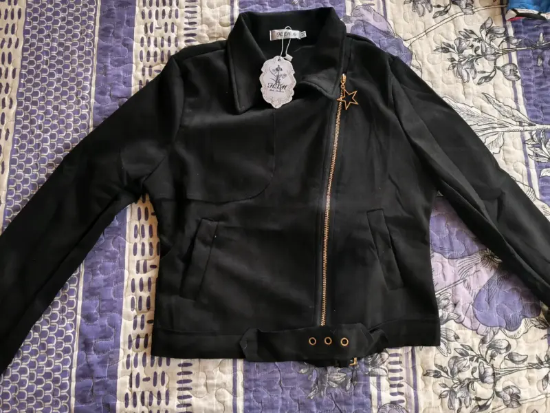 Chaqueta negra con cierre y detalle de estrella - 3